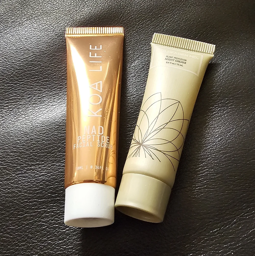 Clinique Beauty Set with Colorful Pouch New In Package 11 Items